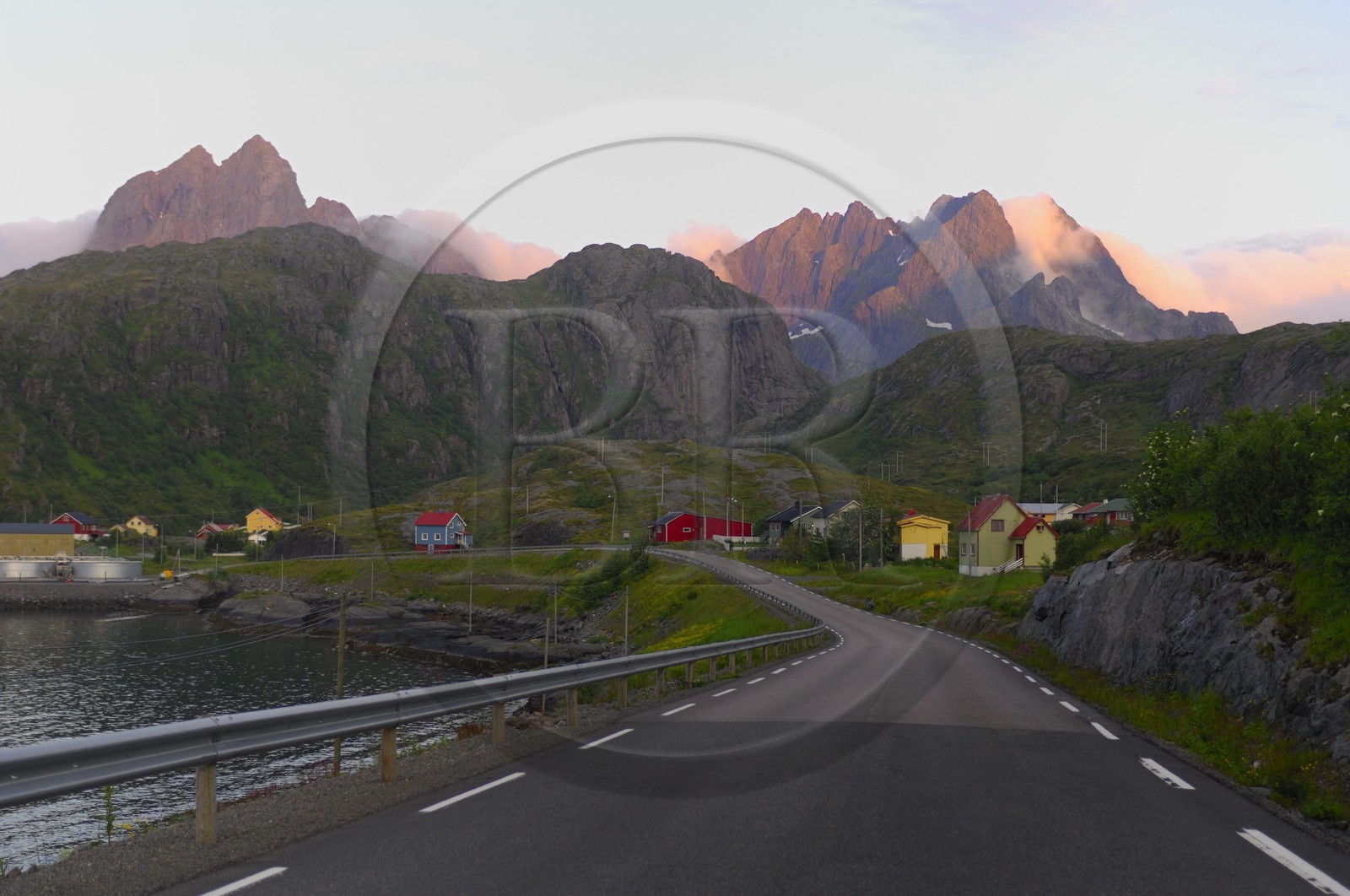 Norvège, Nordland, Iles Lofoten, Ile de Moskenes, les montanges sous le soleil de minuit