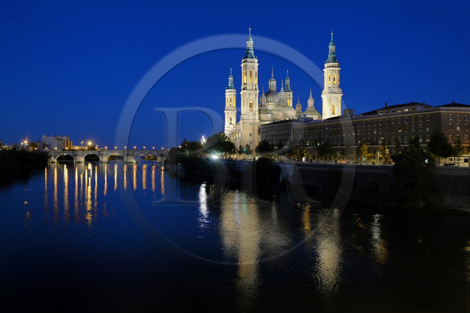 Espagne, Aragon, Saragosse, Basilique del Pilar (Notre-Dame du Pilier) et le Puente de Piedra qui enjambe l' Ebre