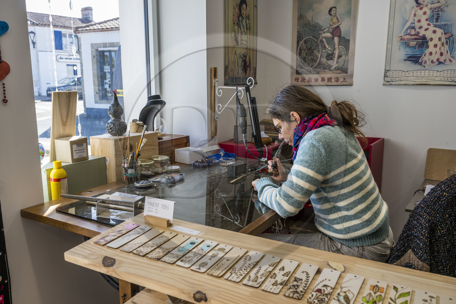 France, Vendée (85), Sallertaine, la créatrice de bijoux en argent Anna Hegedus dans son atelier boutique