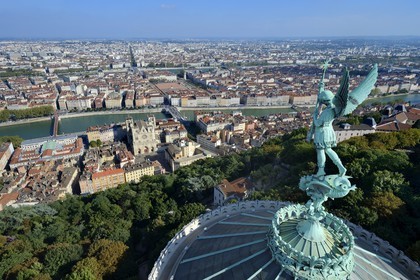 France, Rhône (69), Lyon, site historique classé Patrimoine Mondial de l'UNESCO, Vieux Lyon, la statue de Saint Michel Archange terrassant le dragon sculptée par Millefaut sur l'abside de la Basilique Notre Dame de Fourvière en premier plan, la cathédrale (primatiale) Saint Jean et le quartier de la Presqu'Ile en arrière plan