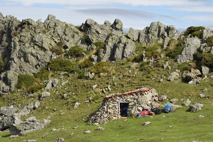 France, Pyrénées-Atlantiques (64), Pays-Basque, chemin de Saint-Jacques de Compostelle, petites maisons de berger appelées cayolar ou etxola et utilisées comme refuge par les randonneurs