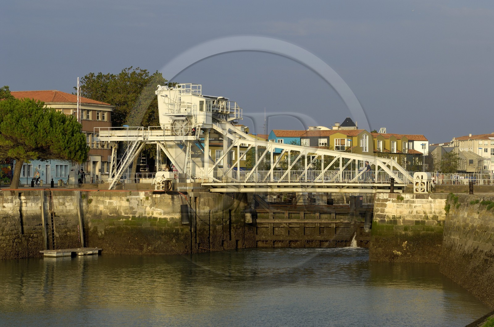 France, Charente-Maritime (17), La Rochelle, le pont à bascule à l'entrée de l'ancien Bassin des Chalutiers
