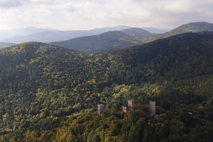 France, Haut-Rhin (68), les trois donjons d'Eguisheim dans le massif des Vosges (photo aérienne)