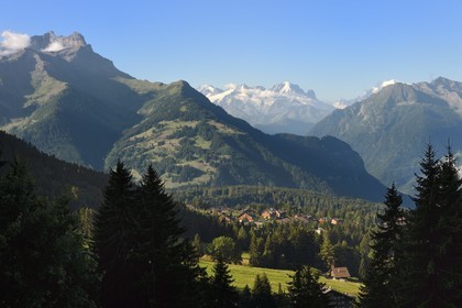 Suisse, canton de Vaud, Villars-sur-Ollon et le Mont-Blanc en arrière plan