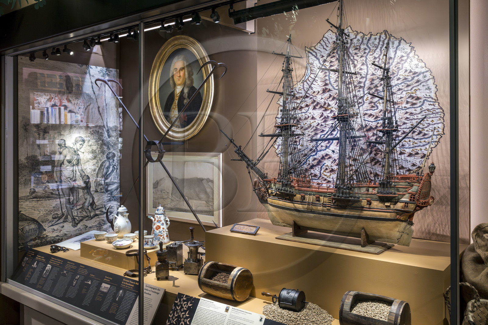 France, Morbihan (56), Port-Louis, la citadelle de Port-Louis, musée de la Compagnie des Indes, vitrine consacrée à l'Ile de la Réunion (Bourbon) et portrait de Bertrand-François de la Bourdonnais