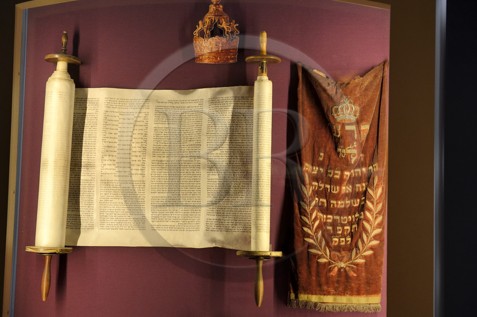 France, Bas-Rhin (67), Bouxwiller, musée judéo-alsacien dans l'ancienne synagogue, la Torah et le Mendele (petit manteau en alsacien) qui la protège