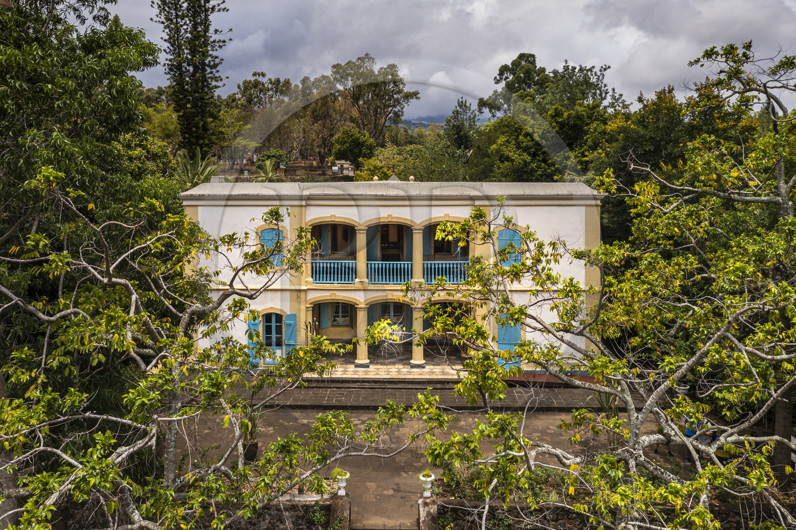 France, Ile de la Reunion, Saint-Gilles-les-Hauts, Musée de Villèle dans le domaine Panon-Desbassyns, ancienne propriété coloniale au cœur d'une grande plantation de canne à sucre qui faisait travailler un peu plus de 400 esclaves, la maison de maitre (vue aérienne)
