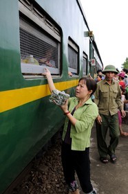 Vietnam, train de jour de Lao Cai à Hanoï, vente de nourriture au arrêts