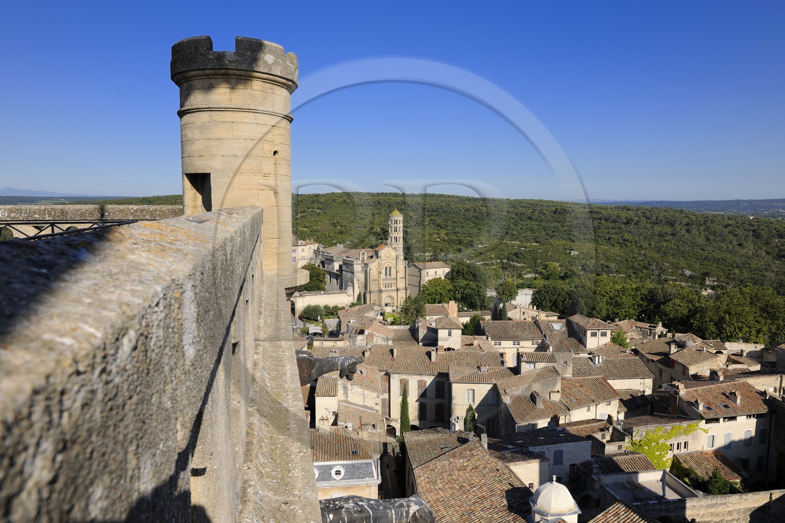 France, Gard (30), Uzès, cathédrale Saint-Théodorit et la tour Fenestrelle vus depuis la tour Bermonde du Duché