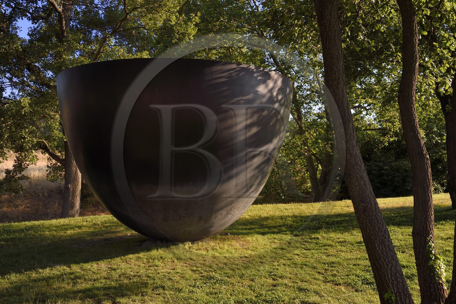 France, Bouches-du-Rhône (13),  Le Puy Sainte Réparade, Chateau La Coste domaine viticole et centre d'art contemporain, calice monumental en bronze de l'artiste Guggi, baptisée en référence à la Bible Calix meus inebrians (Ma coupe me rend ivre) (Mention Obligatoire)