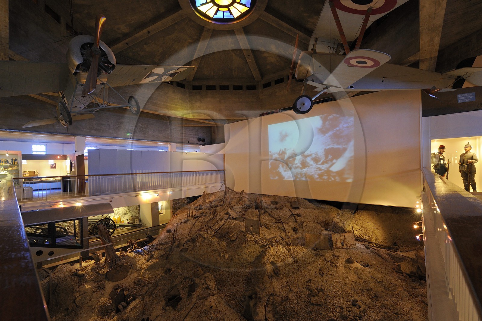 France, Meuse (55), région de Verdun, Fleury-devant-Douaumont, Mémorial de Verdun construit sur le site de la gare du village détruit, reconstitution du champ de bataille