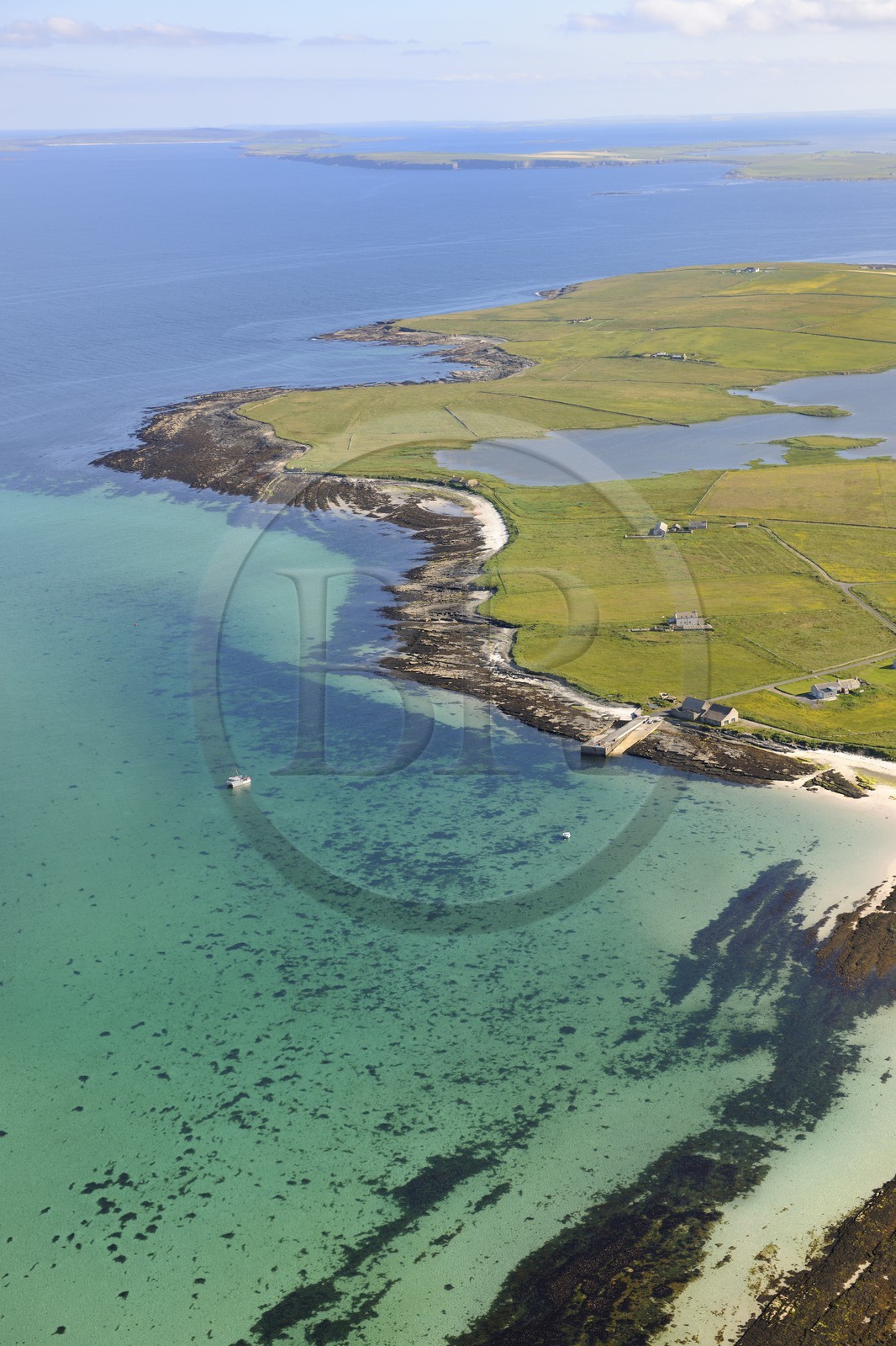 Royaume-Uni, Ecosse, Iles Orcades, Ile de Papa Westray, champs et fermes éparses sur cette toute petite île (environ 9 km²) (vue aérienne)
