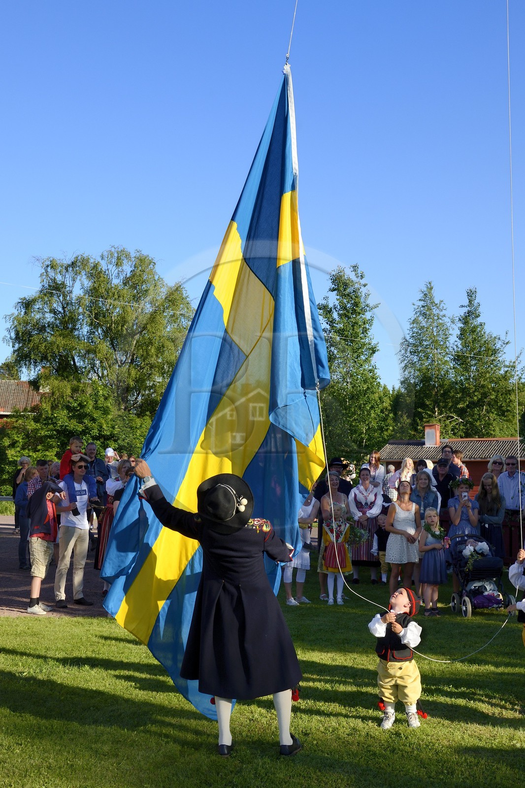 Suède, comté de Dalécarlie, région de Leksand, célébrations du solstice d'été dans le petit hameau de Hjulbäck, lever du drapeau suédois