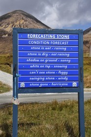 Royaume-Uni, Ecosse, région des Highlands, les Hébrides, Ile de Skye, Torrin en bordure du Loch Slapin, pierre de prévision météorologique