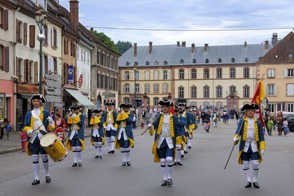 France, Vosges (88), Senones, capitale de l’ex-Principauté de Salm-Salm rattachée à la France en 1793, la relève de la Garde dans la rue principale