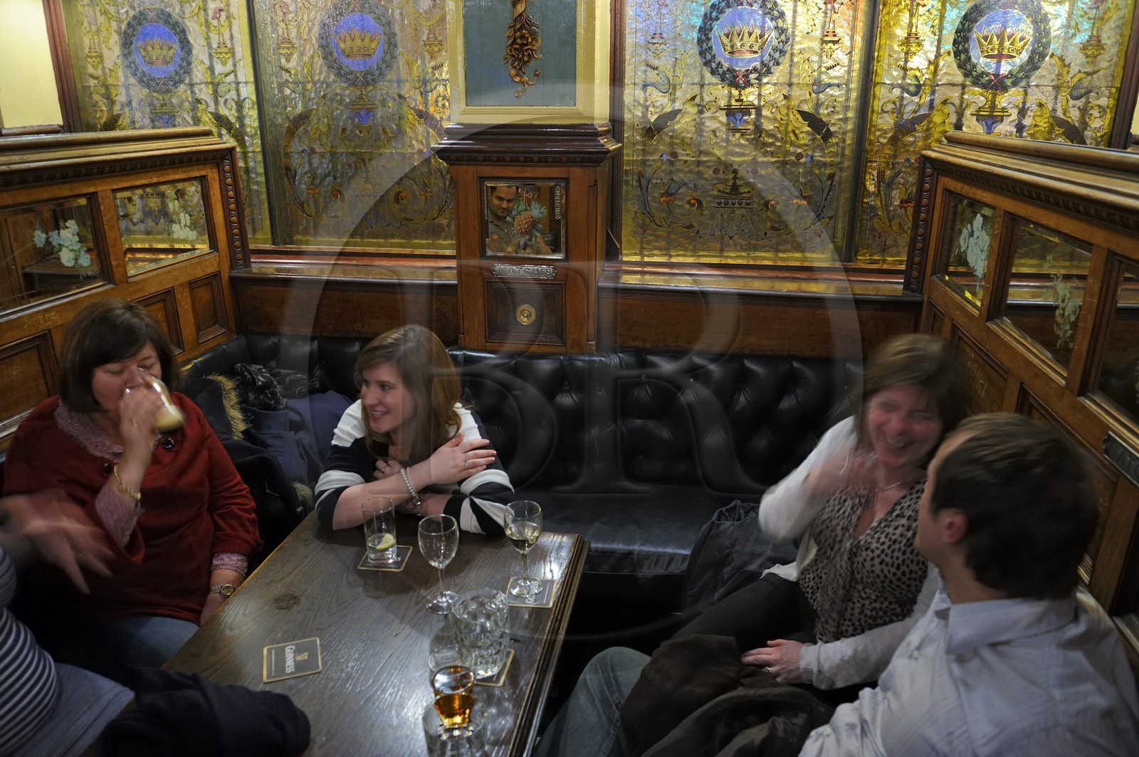 Royaume-Uni, Irlande du Nord, Belfast, le Crown Liquor Saloon fondé en 1826 est le seul pub à faire partie du National Trust (Monuments Historiques)