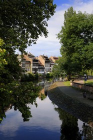 France, Bas-Rhin (67), Strasbourg, vieille ville classée au Patrimoine Mondial de l'UNESCO, quartier de la Petite France, quai de la Petite France le long de l'ill