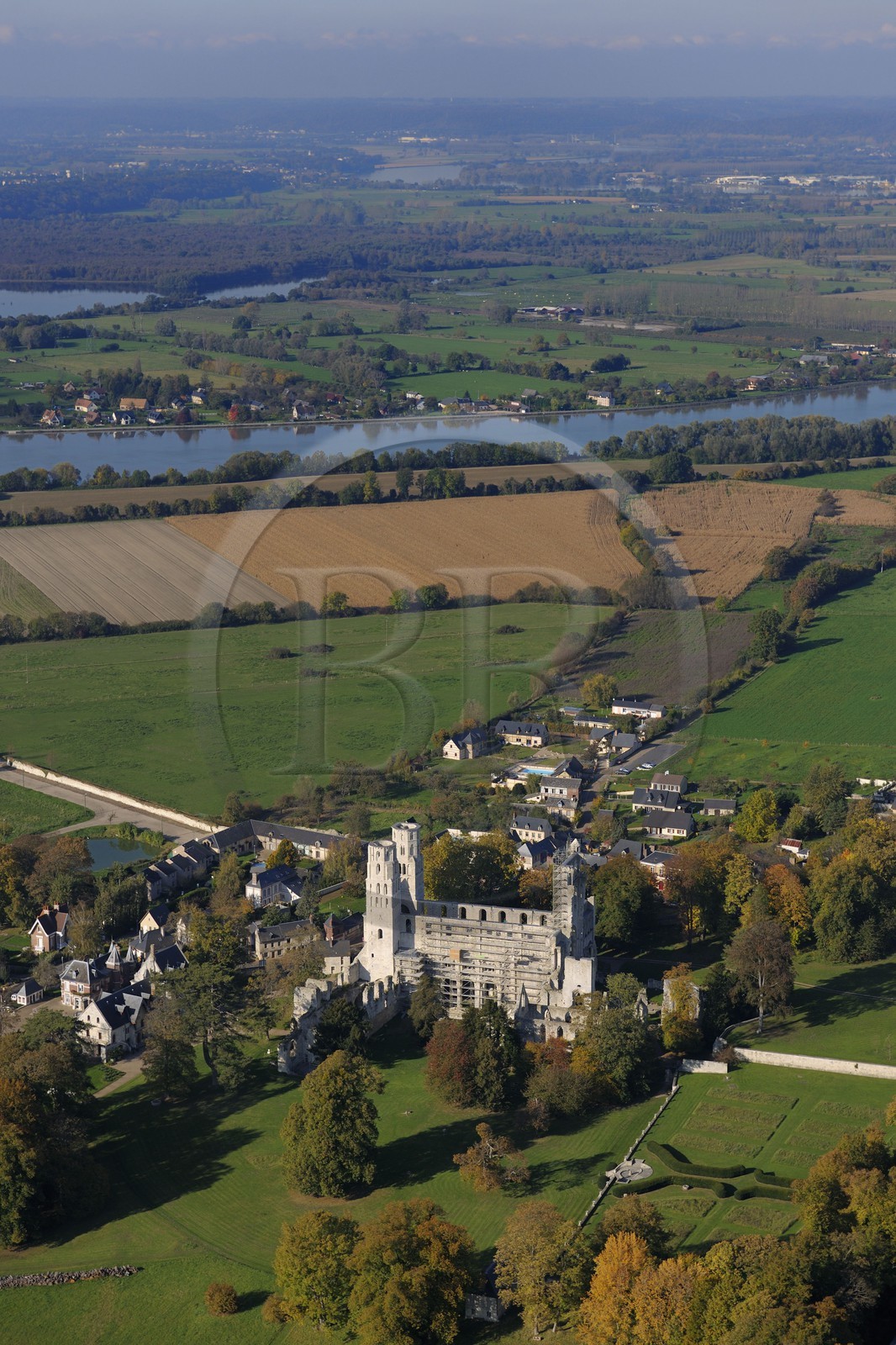 France, Seine-Maritime (76), Pays de Caux, Jumièges, abbaye Saint-Pierre de Jumièges fondée au VIIe siècle (vue aérienne)