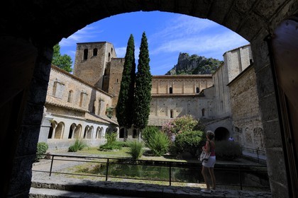France, Hérault (34), village médiéval de Saint-Guilhem-le-Désert, étape du pélerinage de Saint-Jacques-de-Compostelle, labellisé Les Plus Beaux Villages de France, abbaye de Gellone du XIe siècle classée Patrimoine Mondial de l'UNESCO, Le cloître