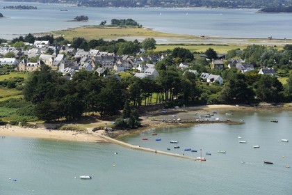 France, Morbihan (56), Golfe du Morbihan, Ile d'Artz, Le Bourg (vue aérienne)