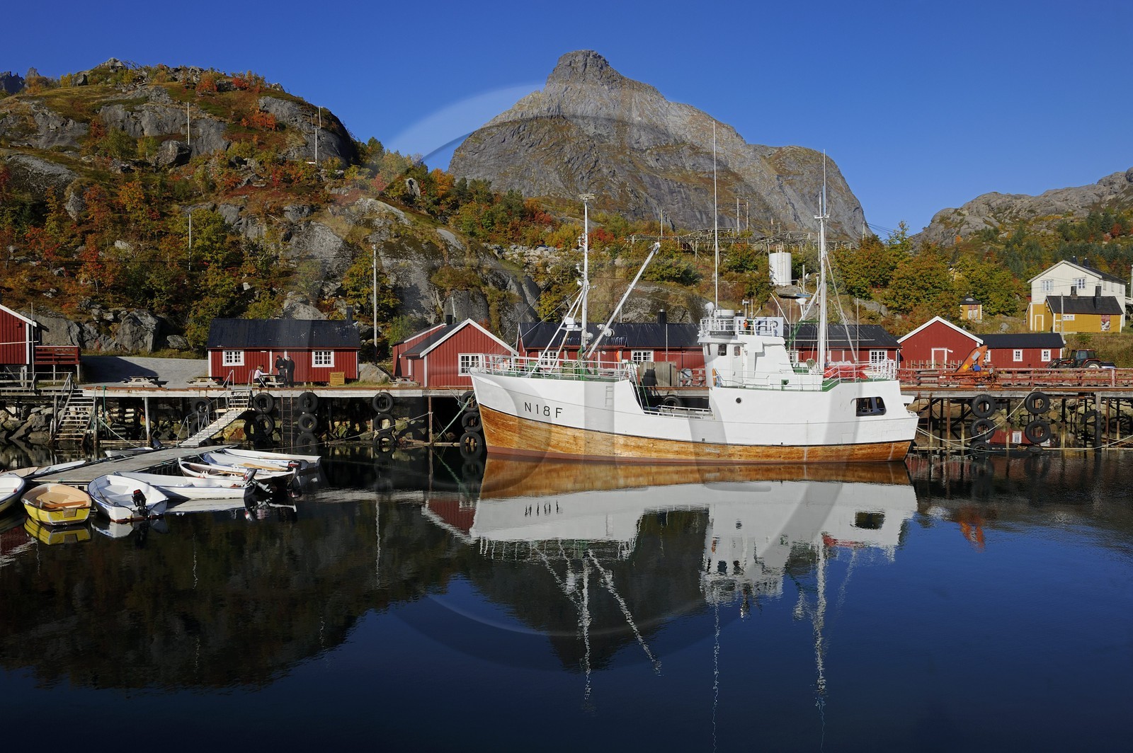 Norway, Nordland County, Lofoten Islands, Flakstadoy Island, harbour of Nussfjord restored village