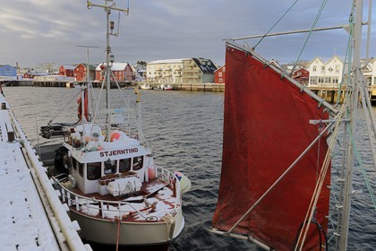 Norvège, Nordland, Iles Lofoten, le port de pêche (petite Venise) de Henningsvaer sur l'Ile de Vagan