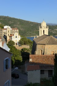 France, Corse-du-Sud (2A), Cargèse, église Saint Spyridon grecque catholique de rite oriental au prelier plan et l'église de l'Assomption dite latine en arrière plan