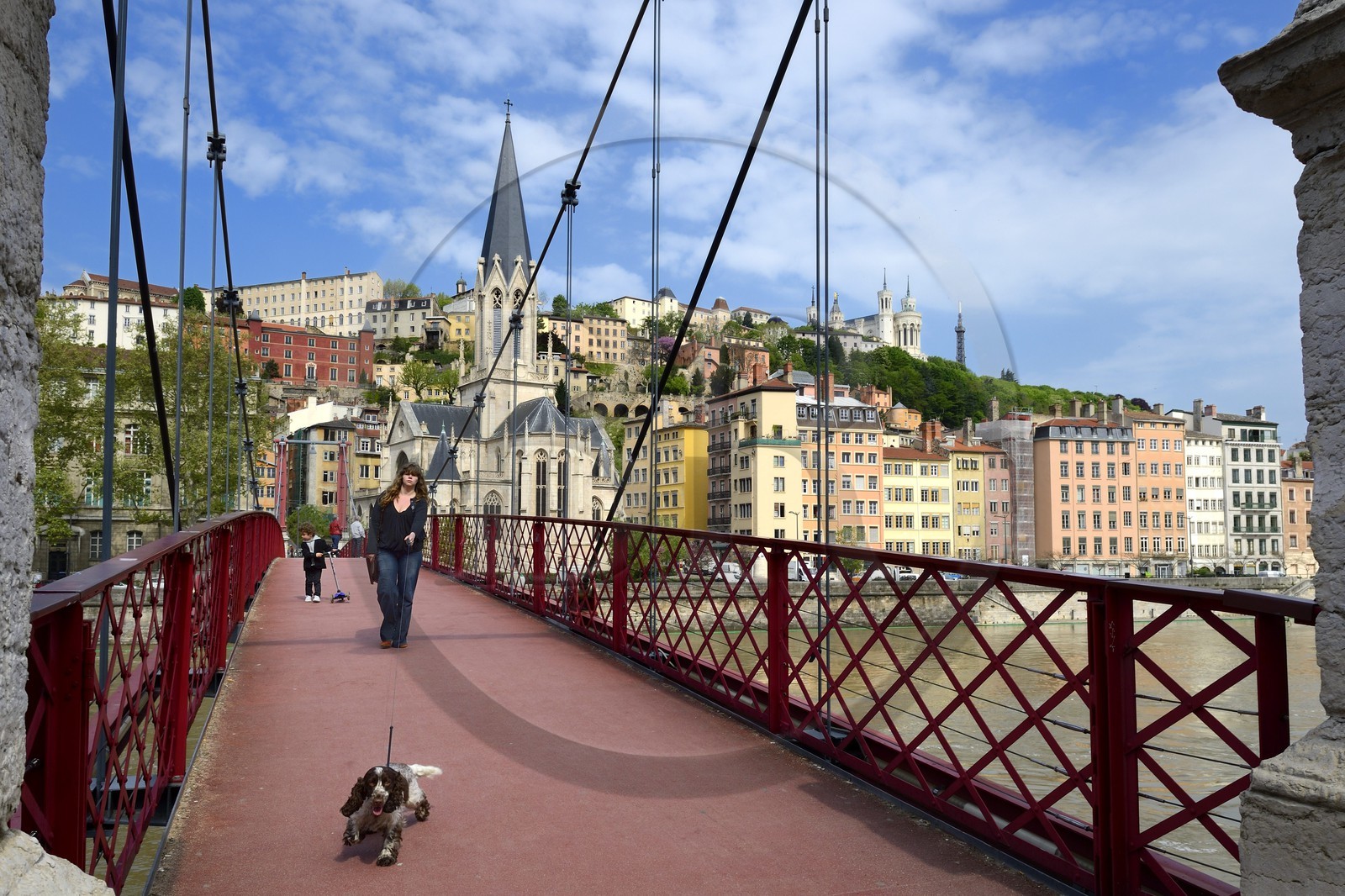 France, Rhône (69), Lyon, site historique classé Patrimoine Mondial de l'UNESCO, Vieux Lyon, quartier Saint-Georges, la passerelle Paul Couturier aussi appelé Saint Georges sur la Saône et l'église Saint Georges