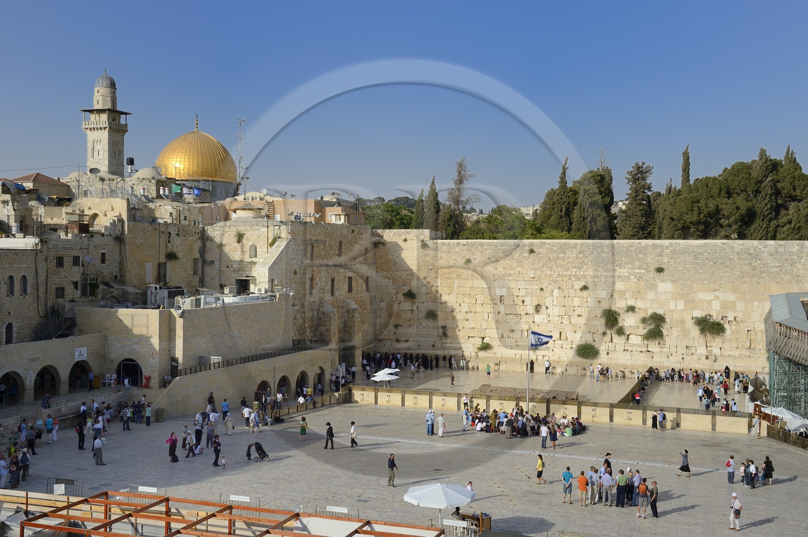 Israel, Jérusalem, ville sainte, vieille-ville classée Patrimoine Mondial de l'UNESCO, Mur des Lamentations ou mur occidental faisant partie des murs de soutènement de l'esplanade du Temple construite par Hérode Ier le Grand et le Dome du Rocher sur Haram el-Sharif en arrière plan