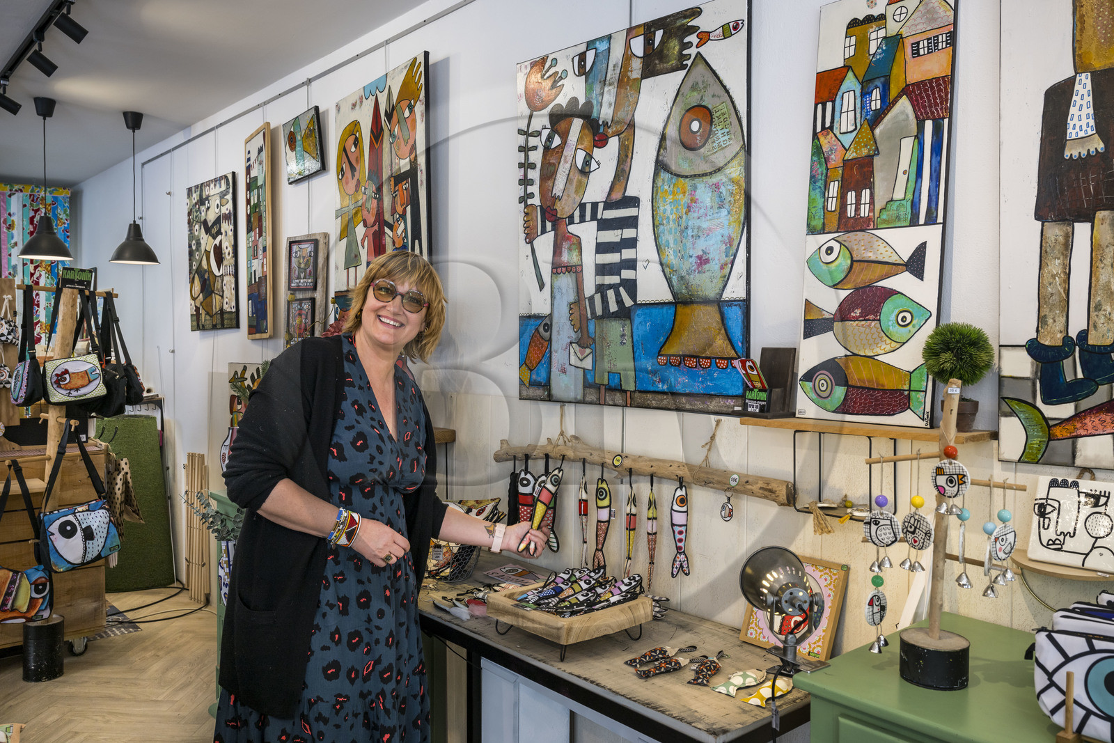 France, Vendée (85), Saint-Gilles-Croix-de-Vie, le marché dans le quartier Saint Gilles, la Galerie, boutique atelier de l'artiste créateur Kartonik, Céline Morit