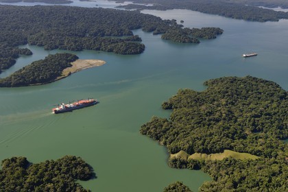 Panama, Canal de Panama, cargo panamax et ilots sur le lac Gatun (vue aérienne)