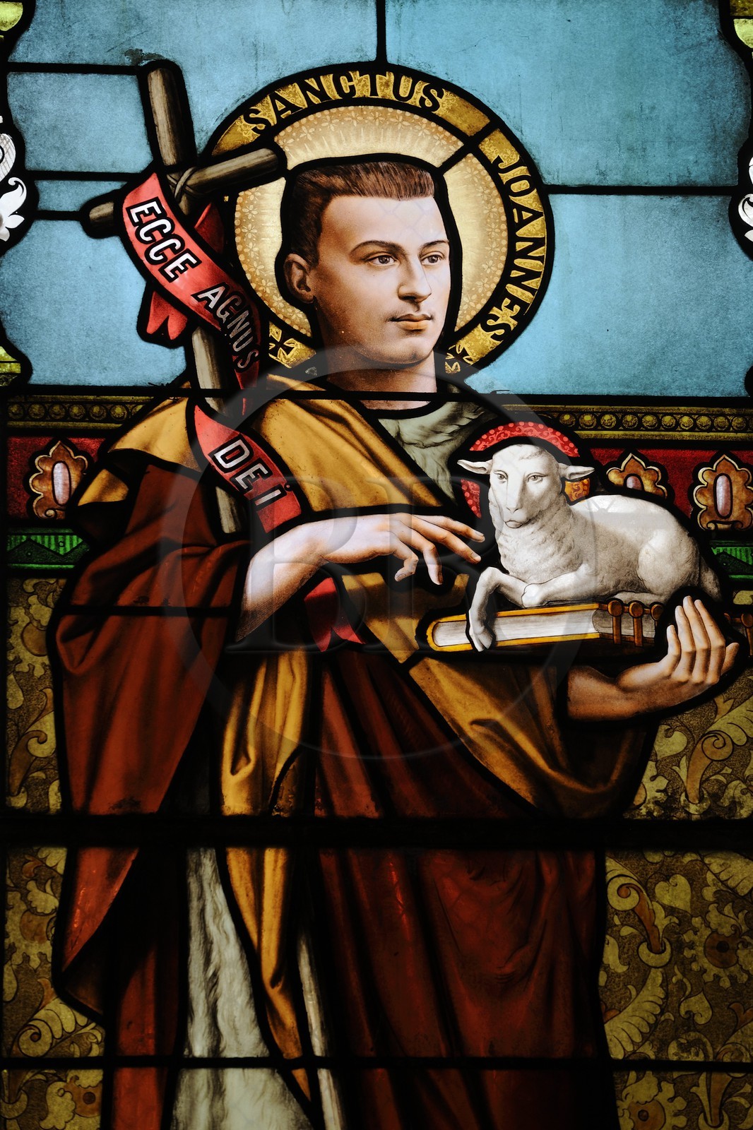 France, Vosges (88), Station thermale de Vittel, la chapelle Saint-Louis, saints qui sont représentés sur les vitraux sous les traits de membres de la famille Bouloumié