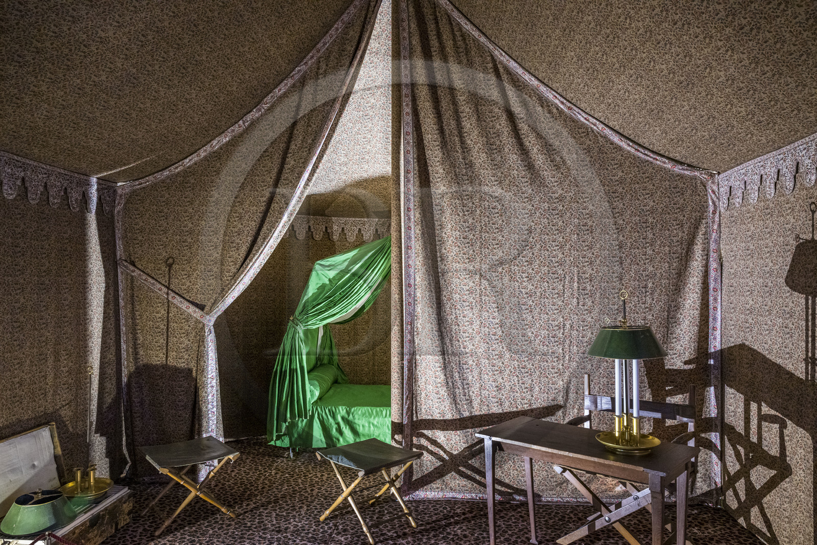 France, Seine-et-Marne (77), Fontainebleau, chateau de Fontainebleau, classé Patrimoine Mondial par l'UNESCO, Musée Napoléon Ier, reconstitution de la tente de campagne de Napoléon qui comportait un espace de travail et un lieu destiné au sommeil