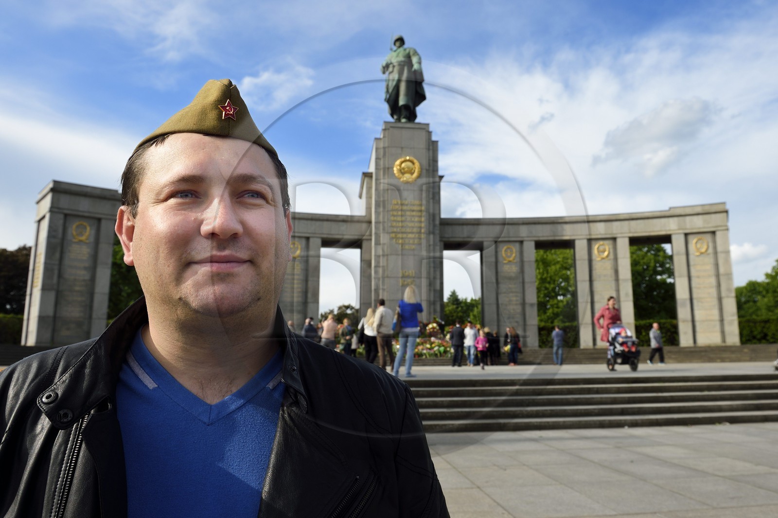 Allemagne, Berlin, quartier de Tiergaten, mémorial soviétique dédié aux 81 116 combattants de l'Armée rouge tombés durant la bataille de Berlin en avril-mai 1945, officier russe lors de la célébration annuelle de la capitulation nazie le 9 mai 1945 pour les russes