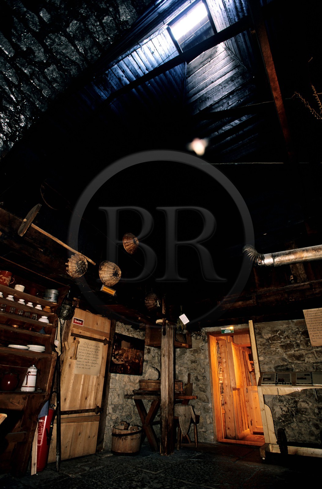 France, Doubs (25), La-Combe-des-Cives, écomusée maison Michaud (ferme du 17ème siècle), la cheminée qui fait aussi office de séchoir