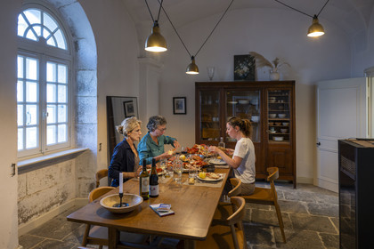 France, Finistère (29), Pays des Abers, Ile Vierge, le phare de l'Ile Vierge, l'ancien phare de 1845 transformé en écogite dans l'ancien logement des gardiens, plateau de fruits de mer pour le diner dans la salle à manger