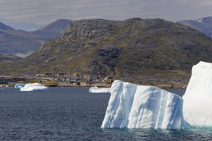 Groenland, fjord de Nanortalik au sud du pays, icebergs devant le village