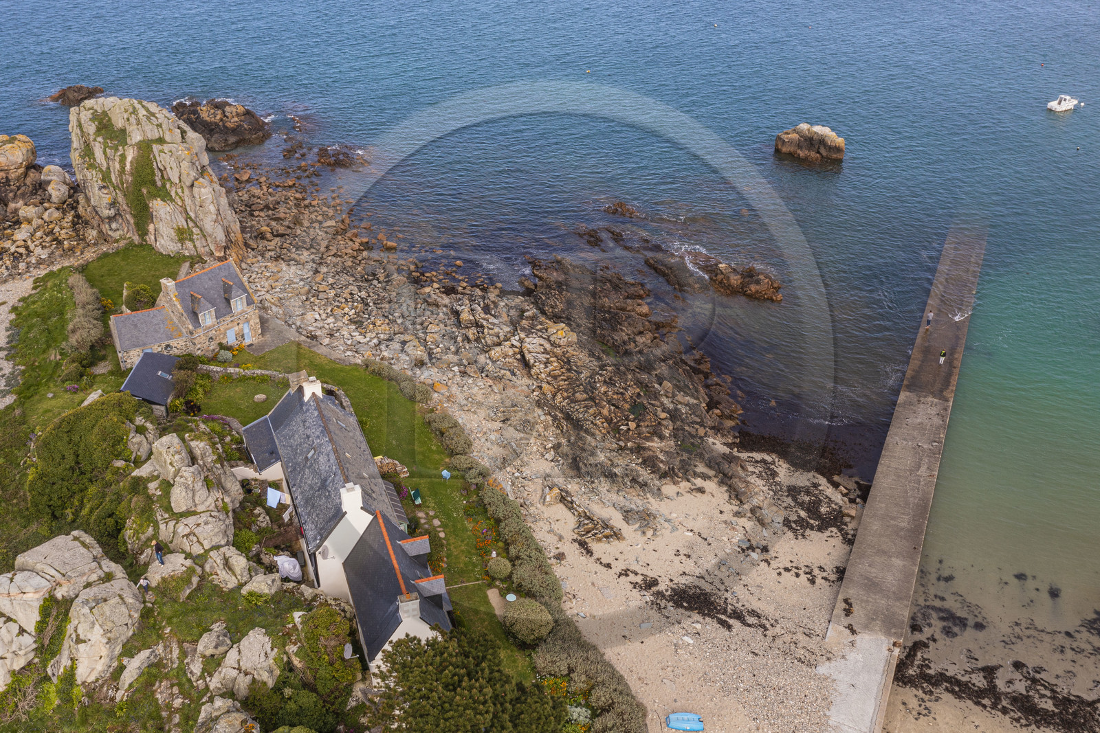 France, Côtes-d'Armor (22), Côte d'Ajoncs, Plougrescant, la plage de Porz Hir ou Pors-hir sur le chemin de Grande Randonnée GR 34 (vue aérienne)