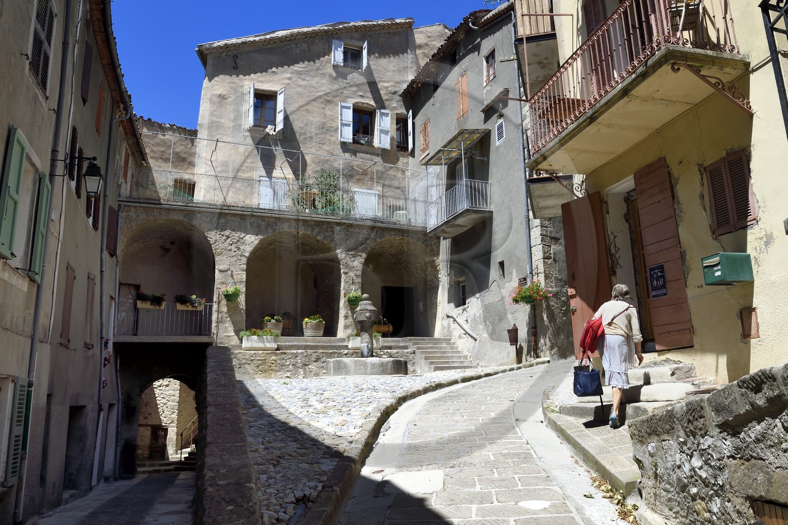 France, Alpes-de-Haute-Provence (04), Annot, ruelle médiévale dans le vieux bourg
