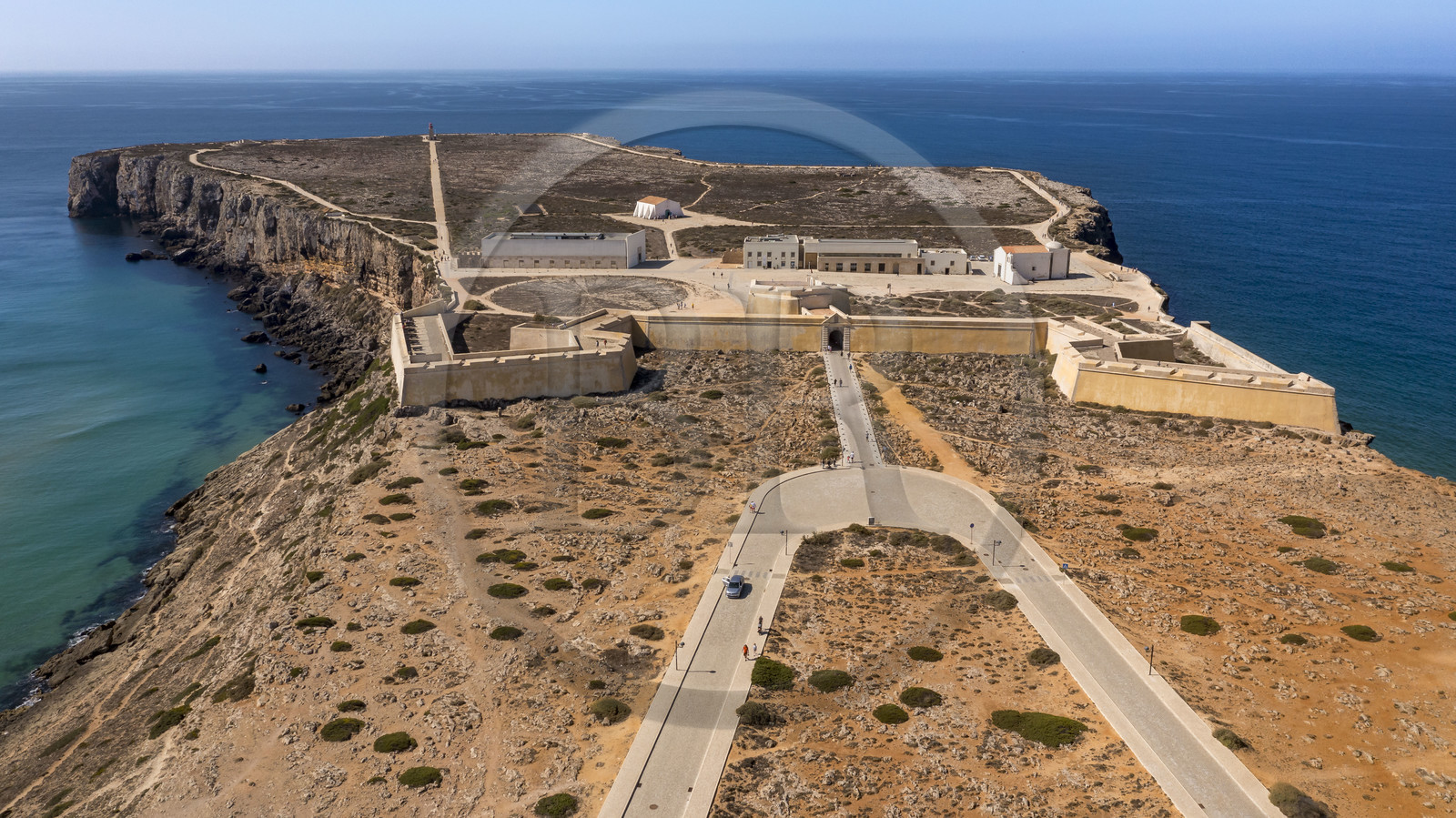Portugal, Algarve, parc naturel du Sud-Ouest Alentejano et Costa Vicentina, Sagres à l'extrême sud-ouest du Portugal et de l'Europe, la Forteresse de Sagres construite au XVe siècle (La Fortaleza)(vue aérienne)