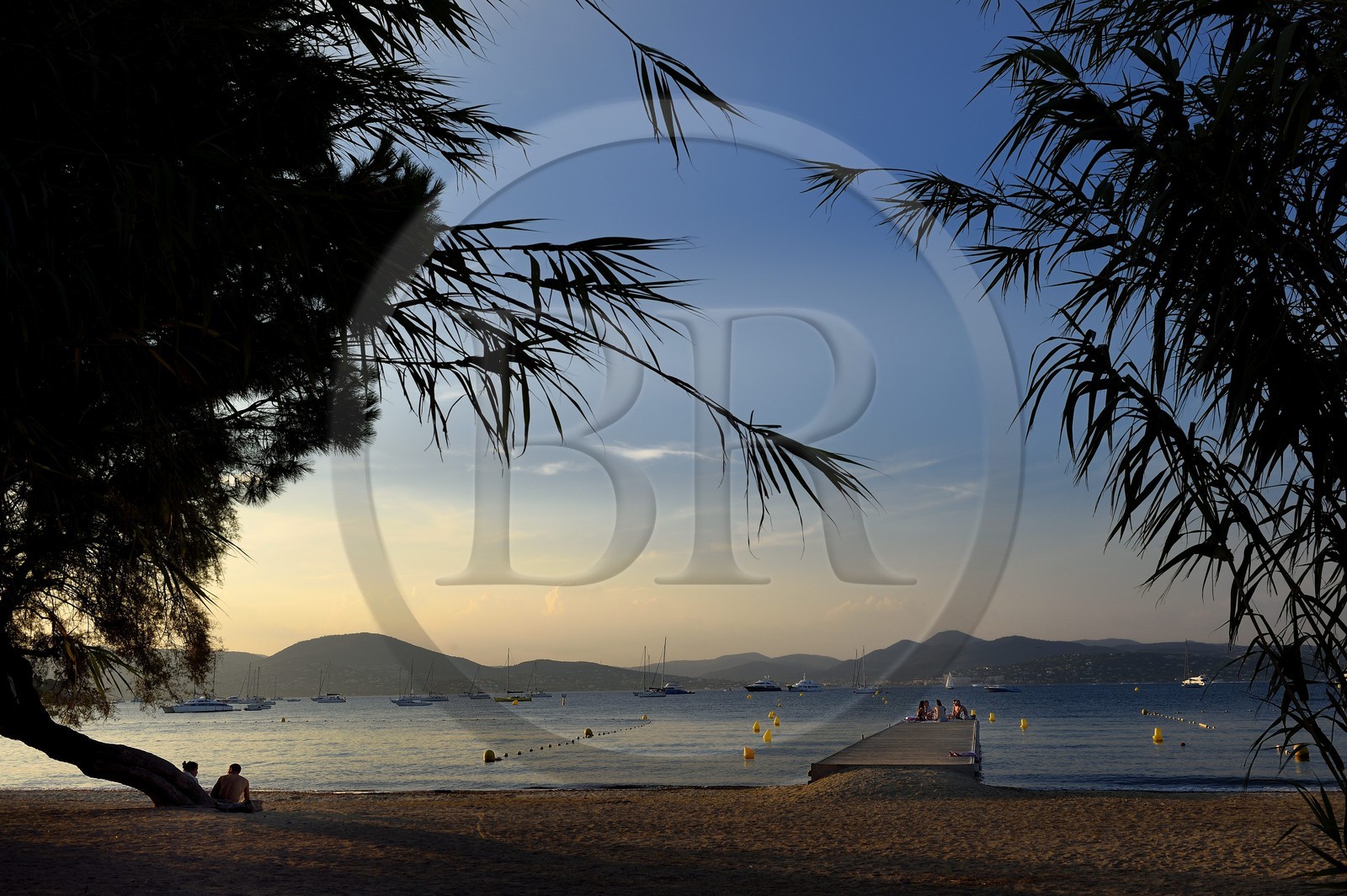 France, Var (83), Saint-Tropez, baie des Canebiers, moments entre amis sur le ponton de la plage des Canebiers