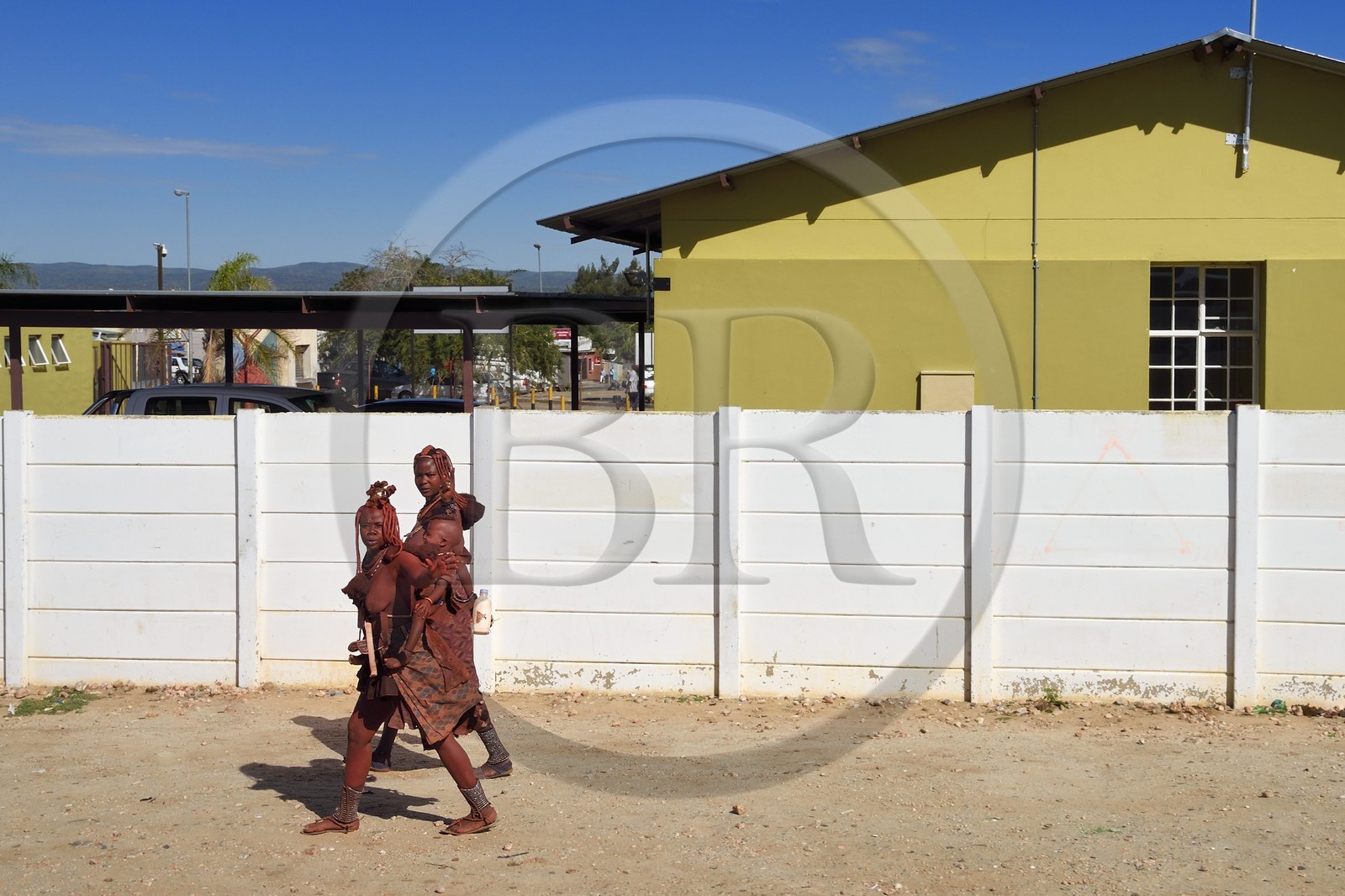 Namibie, région de Khomas, Windhoek, township de Katutura, femme Himba portant son enfant sur le dos