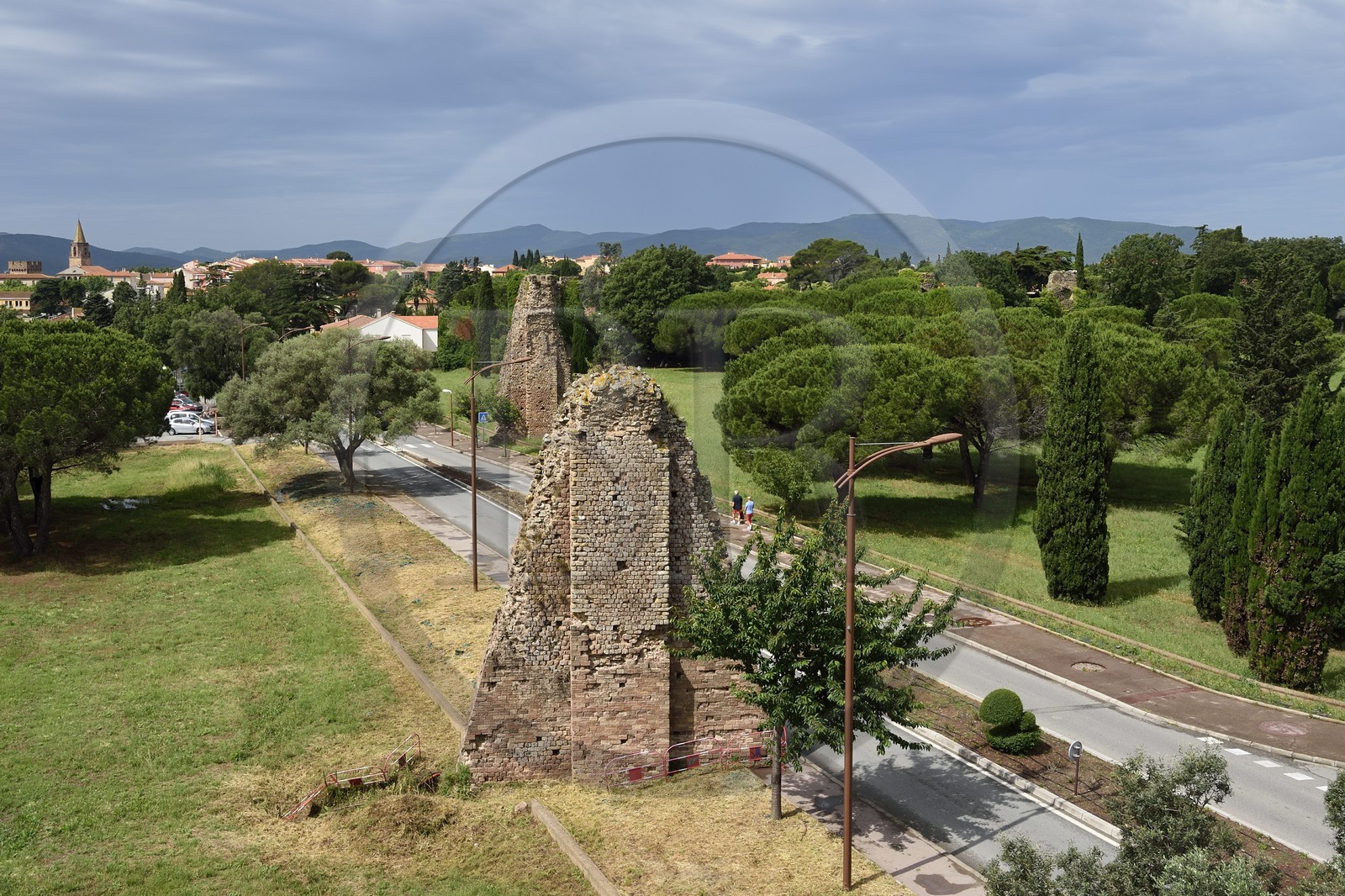 France, Var (83), Fréjus, Forum Julii, plaine de Sainte-Croix, l'aqueduc romain du Ier siècle av. J-C autour de l'avenue du XVème corps