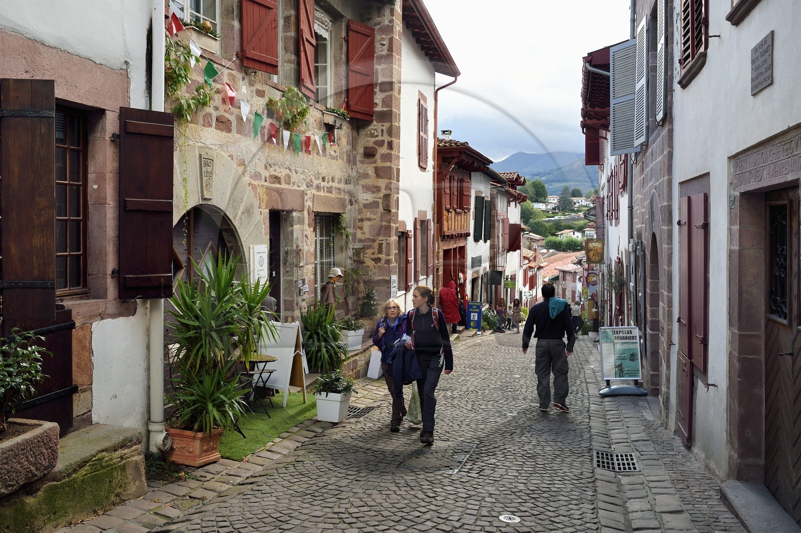 France, Pyrénées-Atlantiques (64), Pays-Basque, Saint-Jean-Pied-de-Port, rue de la Citadelle sur le chemin de Saint-Jacques-de-Compostelle