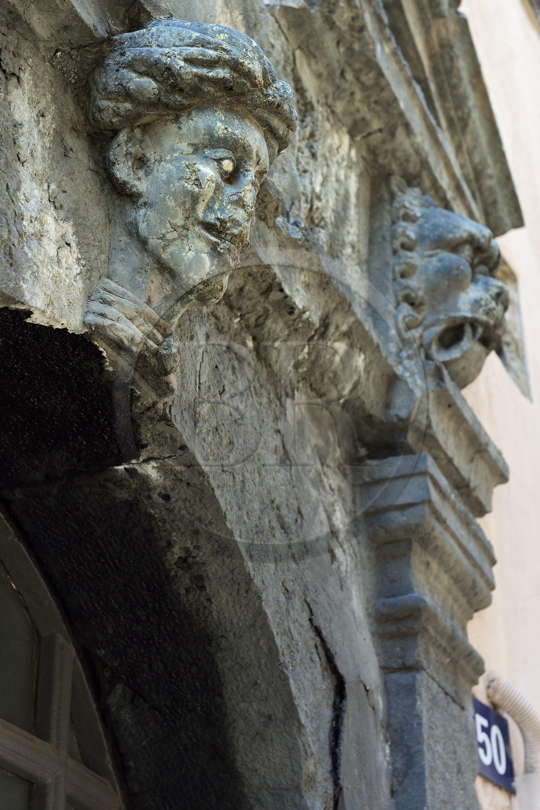 France, Var (83), Saint-Tropez, le porche de la maison dite du Maure rue du général Allard en pierre serpentine