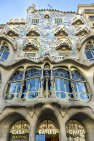 Espagne, Catalogne, Barcelone, quartier de l'Eixample, Passeig de Gracia, Casa Batllo de l'architecte du modernisme catalan Antoni Gaudi, site classé au Patrimoine Mondial de l'UNESCO, la grande verrière au profil sinueux du salon central de l'étage principal