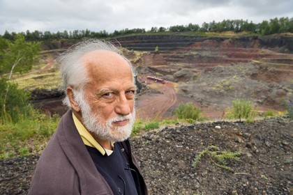 France, Puy-de-Dôme (63), Parc Naturel Régional des Volcans d'Auvergne, Chaine des Puys classée Patrimoine Mondial de l'UNESCO, Saint-Ours-les-Roches, volcan Lemptégy, ancienne carrière devenue site pédagogique ouvert au public, le volcanologue Pierre Boivin