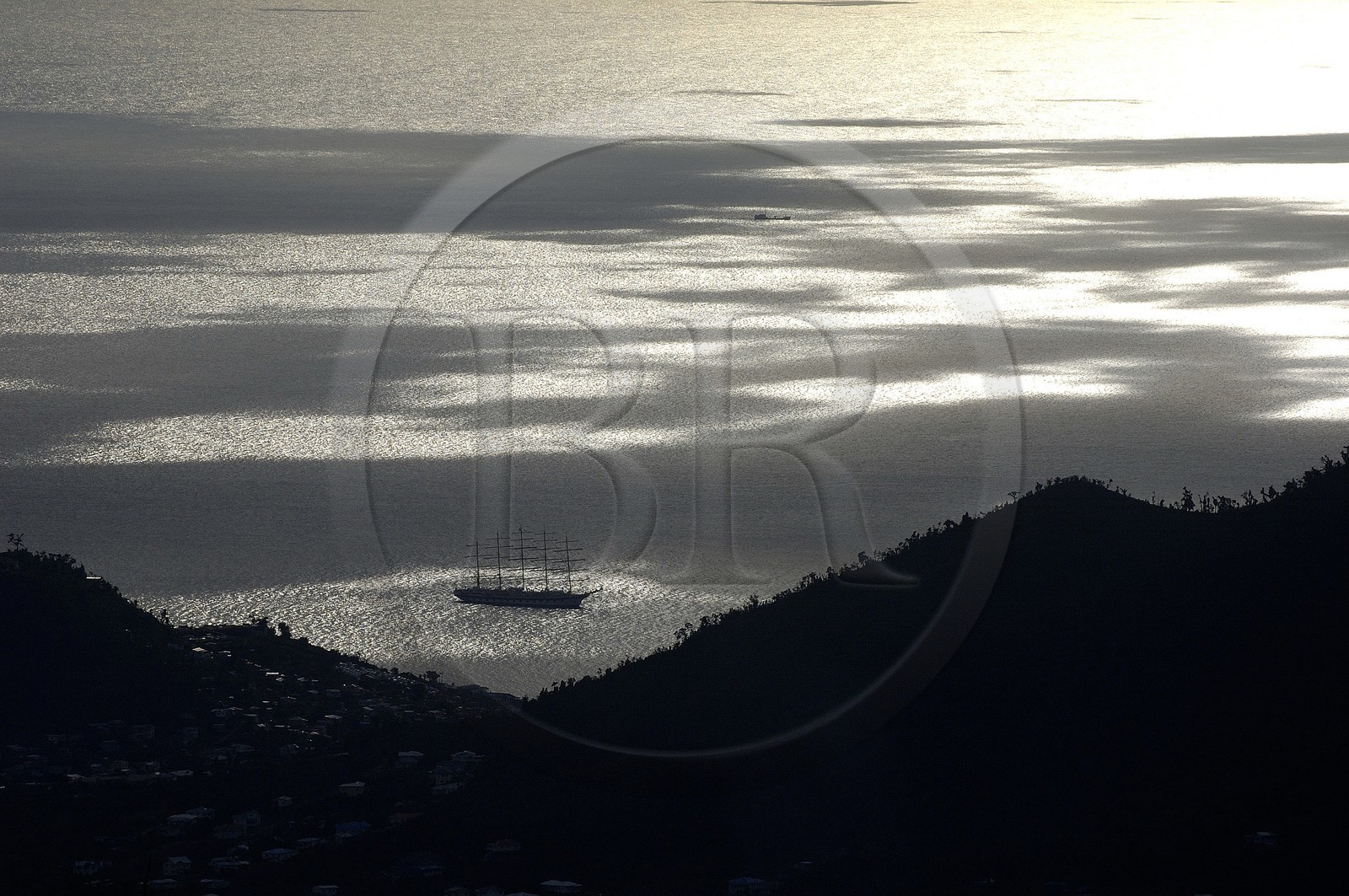 Ile de la Grenade, le Royal Clipper au mouillage dans la baie devant Saint-Georges