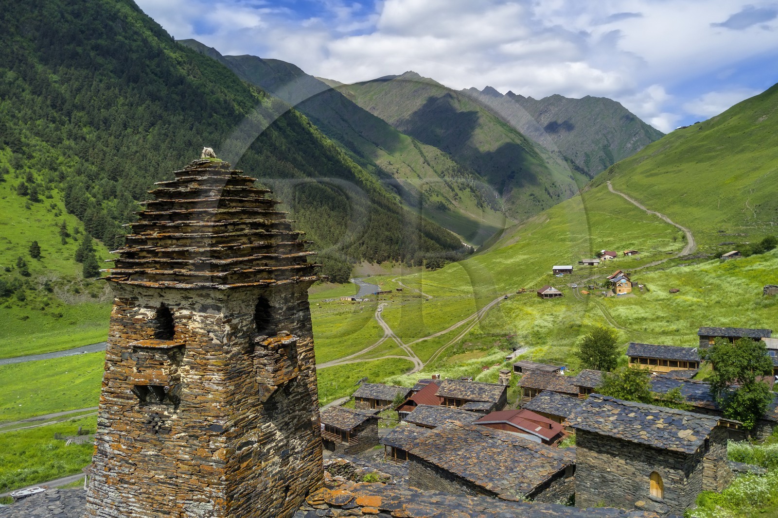 Géorgie, Kakheti, Parc national de Touchétie, vallée de la rivière Alazani dans les montagnes de Pirikiti, village de Dartlo (vue aérienne)