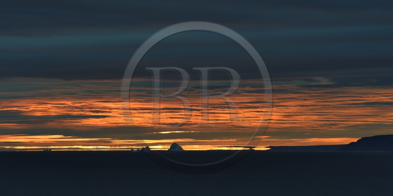 Groenland, cote ouest, baie de Baffin, icebergs dans le Smith sound au crépuscule